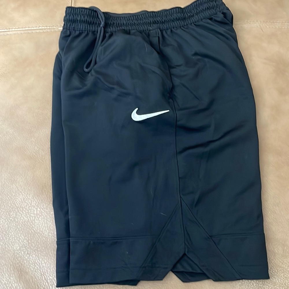 Mens Nike logo Basketball shorts medium EUC POCKETS dri fit